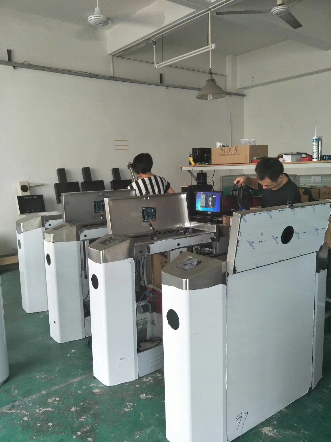 人脸识别翼闸人行通道系统 打造智慧工厂、小区与校园的一卡通门禁新生态